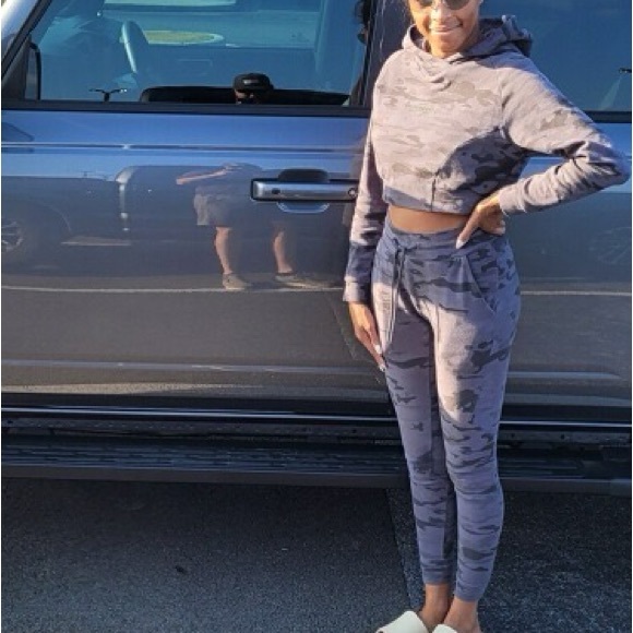 Alphalete Identity Pro Cropped Hoodie and Joggers - Picture 7 of 7